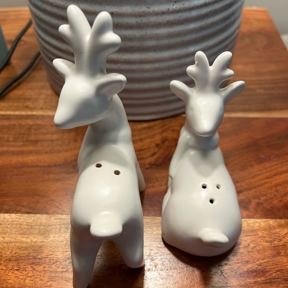 🎄Salt & Pepper Deer with Scarfs ShakerSet White Ceramic reindeer Winter - Picture 5 of 12